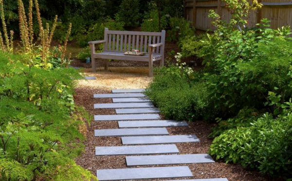 Taman dengan Batu Lempeng Bergaya Modern